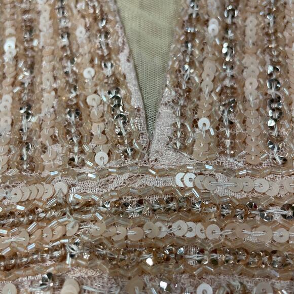 Mac Duggal NWT Sequined Sleeveless Plunge Neck Flowy Gown Rose Gold Size 16 - Picture 10 of 14